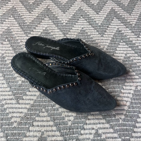 Free People Blue Studded Suede Mule Flats Women’s Size 39 EU or 8.5 US - Picture 2 of 7